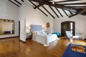 6 bedrooms, iron/ironing board, WiFi, bed sheets