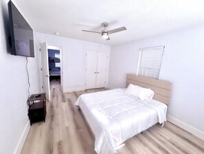 Iron/ironing board, WiFi - 4-bedroom house in tranquil Arlington with cool AC breeze (Arlington)