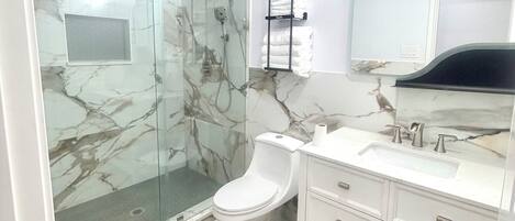 Douche, sĂšche-cheveux, serviettes fournies, savon