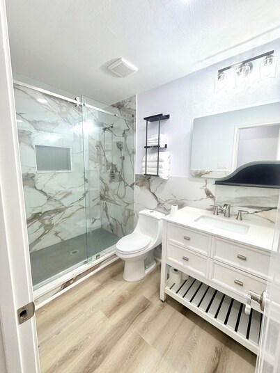 4-bedroom house in tranquil Arlington with cool AC breeze