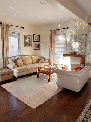 TV, fireplace - Charming 3-bedroom house with AC, fitness room in welcoming Highland Falls (Highland Falls)