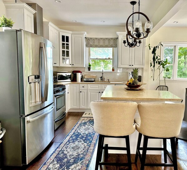 Microwave, oven, stovetop, dishwasher - Charming 3-bedroom house with AC, fitness room in welcoming Highland Falls (Highland Falls)