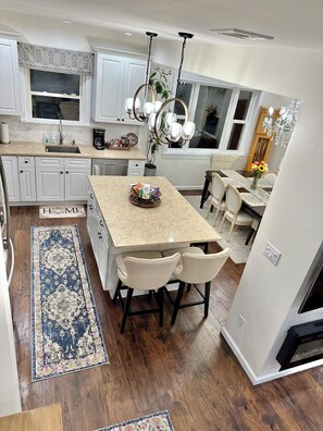 Microwave, oven, stovetop, dishwasher - Charming 3-bedroom house with AC, fitness room in welcoming Highland Falls (Highland Falls)