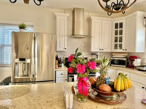 Een magnetron, een oven, een kookplaat, een vaatwasser