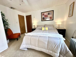 Iron/ironing board, internet, bed sheets - Charming 3-bedroom house with AC, fitness room in welcoming Highland Falls (Highland Falls)