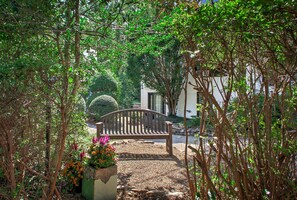 المنطقة المحيطة بالمنشأة