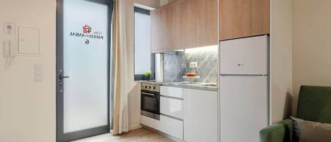 Geladeira, micro-ondas, fogão, cooktop