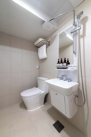 Shower, hair dryer, slippers, towels - Hi Stay Jongno (Seoul)