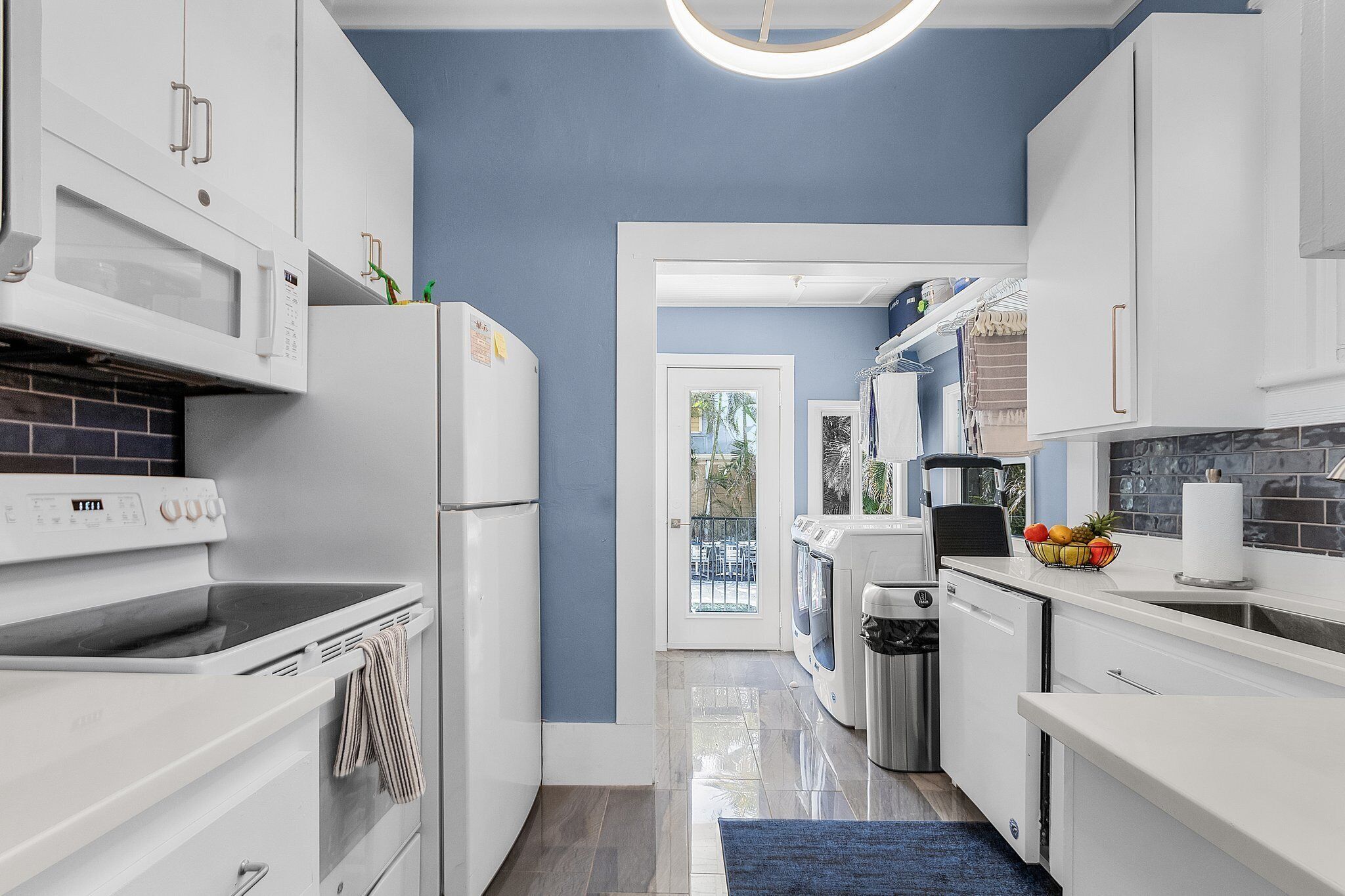 Geladeira, micro-ondas, fogão, cooktop