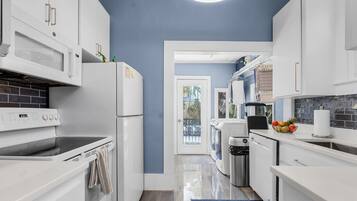 Geladeira, micro-ondas, fogão, cooktop