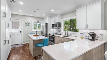 Een koelkast, een magnetron, een oven, een kookplaat