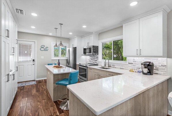 Refrigerador, microondas, horno y parrilla de estufa 