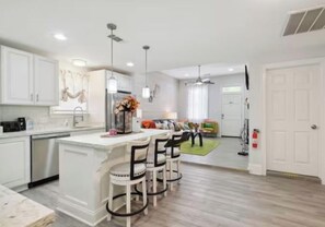 Kylskåp, mikrovågsugn, kaffe- och tebryggare och brödrost