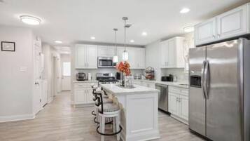 Kühlschrank, Mikrowelle, Wasserkocher mit Kaffee-/Teezubehör, Toaster