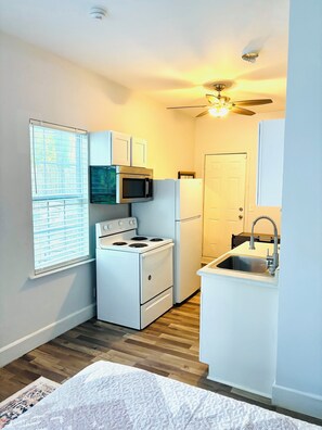 Microondas, horno, parrilla de estufa y utensilios de cocina 