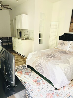 1 habitación, tabla de planchar con plancha, wifi gratis y ropa de cama 