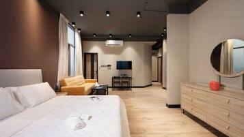 Desk, iron/ironing board, WiFi, bed sheets