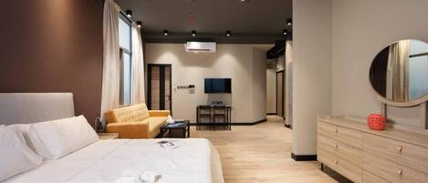 Escritorio, tabla de planchar con plancha, wifi y ropa de cama