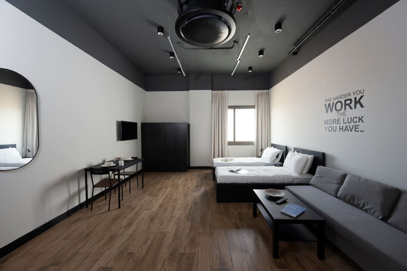 مكتب وواي فاي وملاءات أسرّة