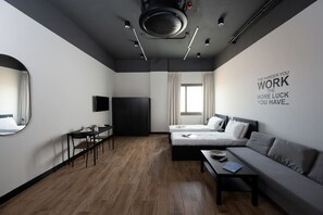 書桌、Wi-Fi、床單