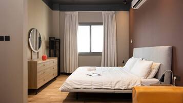 Desk, WiFi, bed sheets