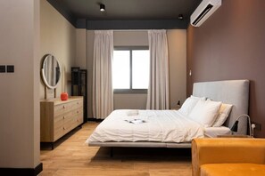 Desk, WiFi, bed sheets