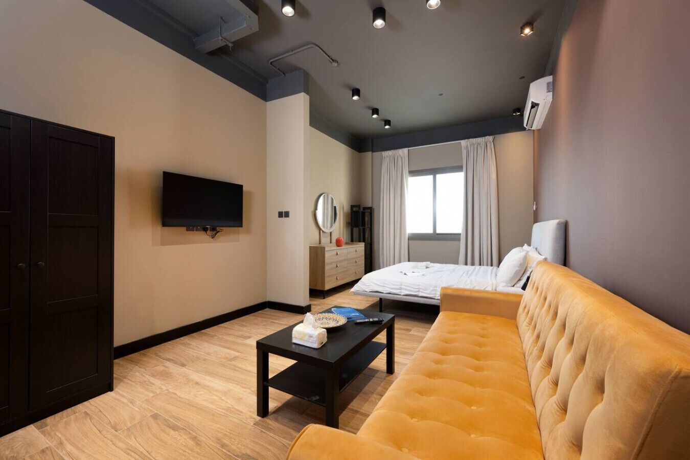 Desk, WiFi, bed sheets