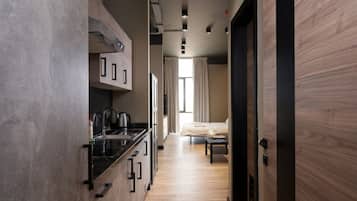 Een bureau, wifi, beddengoed