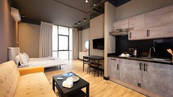 Escritorio, tabla de planchar con plancha, wifi y ropa de cama