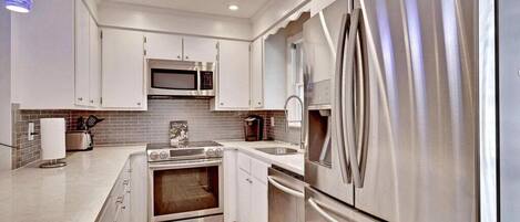 Réfrigérateur, four à micro-ondes, un four, surface de cuisson