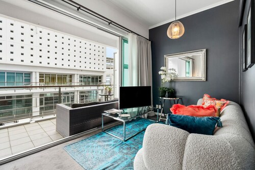 Sleek Waterfront Escape on Princes Wharf with Free Carpark