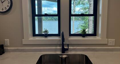 Leaning Oaks Cabin in the woods with waterfront (NEW)