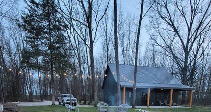 Leaning Oaks Cabin in the woods with waterfront (NEW)