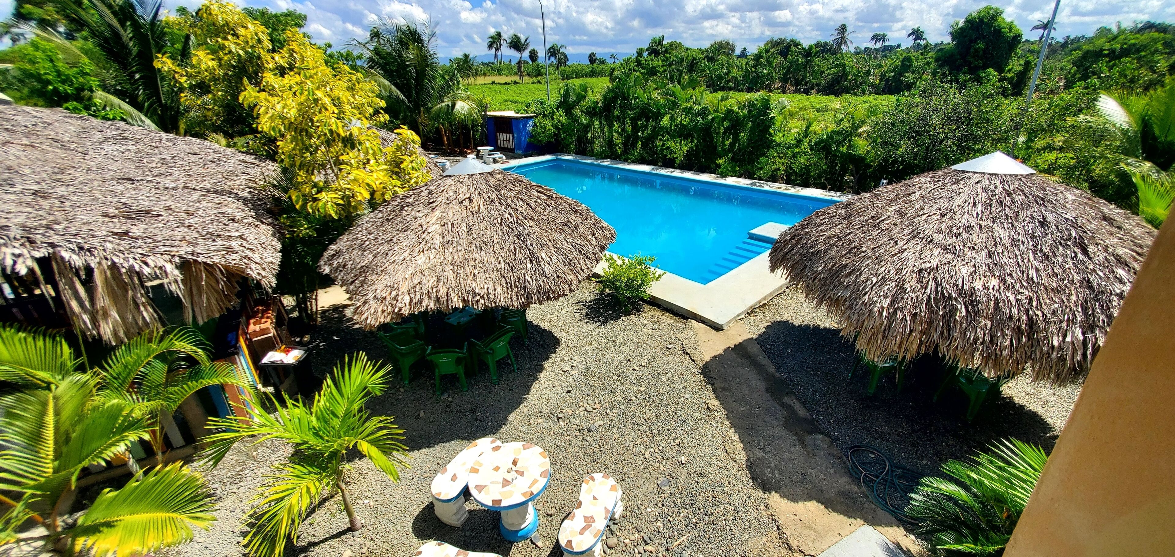 Ropa de cama de alta calidad, espacio para trabajar con laptop y cunas 