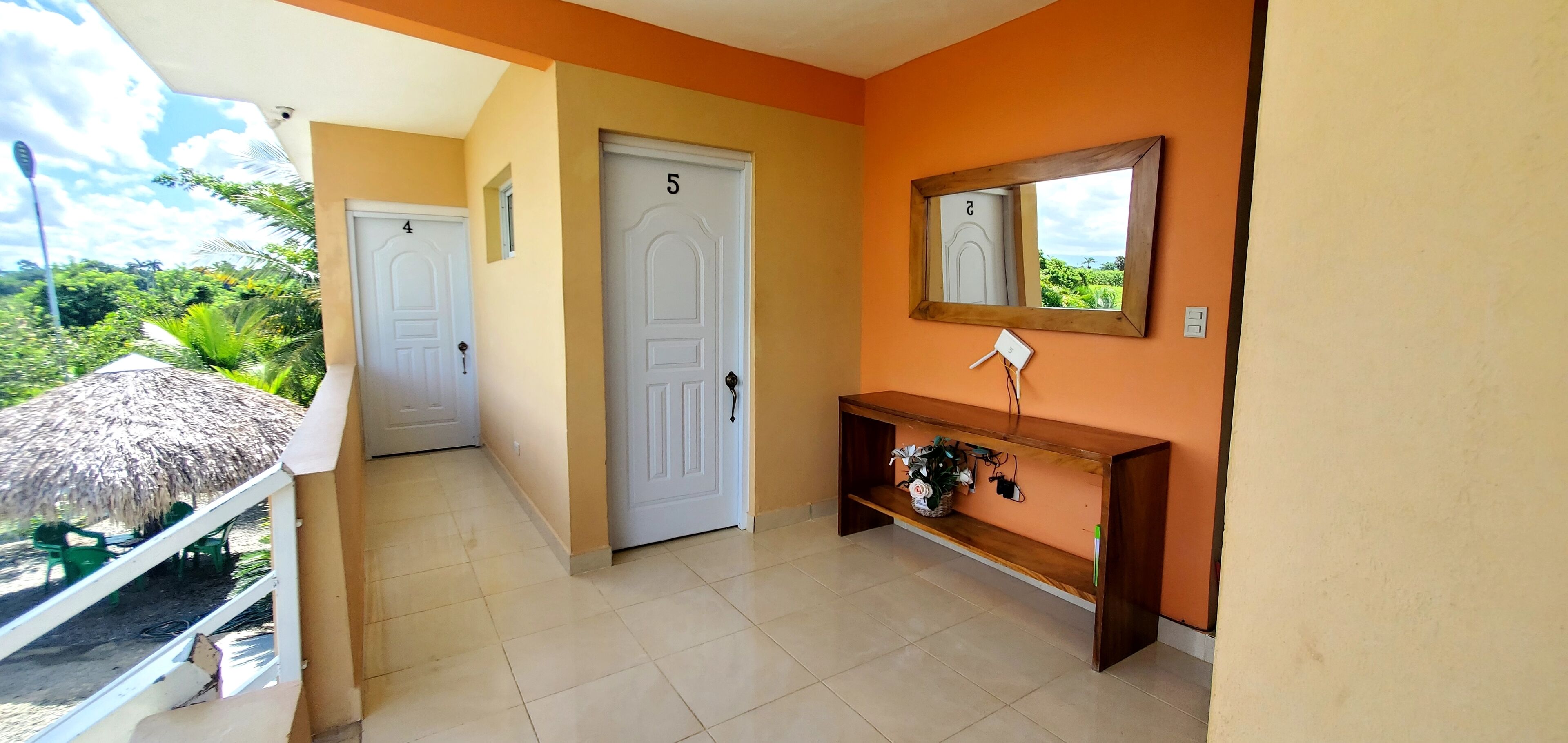 Habitación doble Deluxe, vista al jardín | Ropa de cama de alta calidad, espacio para trabajar con laptop y cunas 