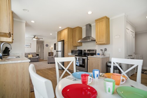 Modern 3BR Home — King Suite, Fire Pit, 5 Min to Lake Erie Beach