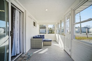 Terrace/patio - Zeemon Cottage – Boater’s Retreat by Lake Erie (Port Clinton)