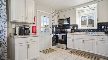 冷蔵庫、電子レンジ、オーブン、コンロ