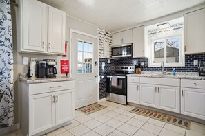 Fridge, microwave, oven, stovetop - Zeemon Cottage – Boater’s Retreat by Lake Erie (Port Clinton)