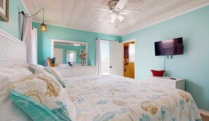 2 bedrooms, desk, free WiFi, bed sheets - Pet Friendly, Golf Cart Access, Old Town Location (Port Aransas)