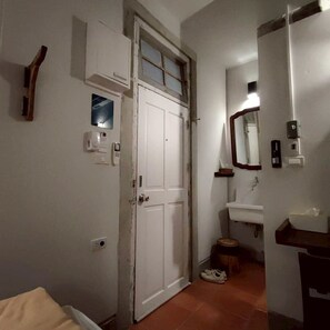 ستائر تعتيم ومكواة/لوح كي وواي فاي مجانًا