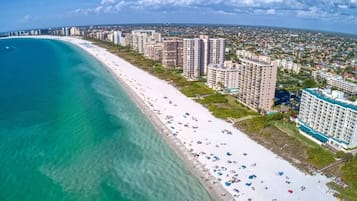Camastros y toallas de playa