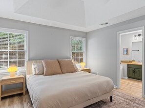 4 عدّة غرف نوم ومكواة/لوح كي وواي فاي وملاءات أسرّة