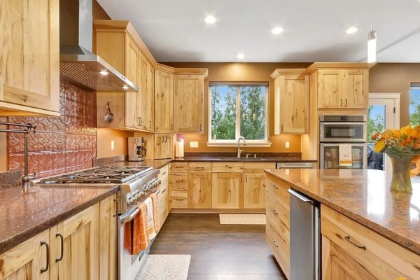 Een microgolfoven, een oven, een kookplaat, een vaatwasser