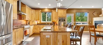 Manor on 112th - Great for gatherings