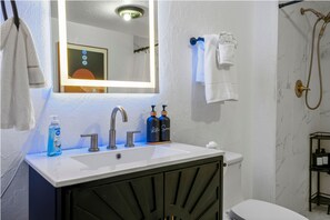 Stuga Comfort - utsikt mot bergen | Badrum