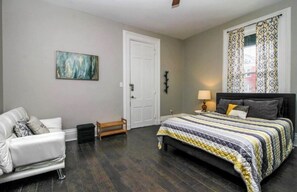 2 bedrooms, WiFi, bed sheets - Spacious 1BR Near Downtown in Incline District #2 (Cincinnati)