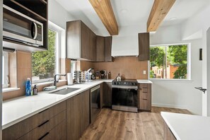 Réfrigérateur, four à micro-ondes, un four, surface de cuisson