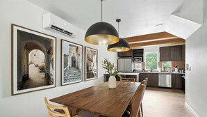 Een moderne keuken met houten kastjes, een centraal eiland en een inbouwoven.