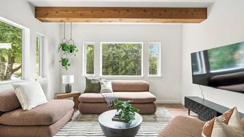 Una televisión, una oficina